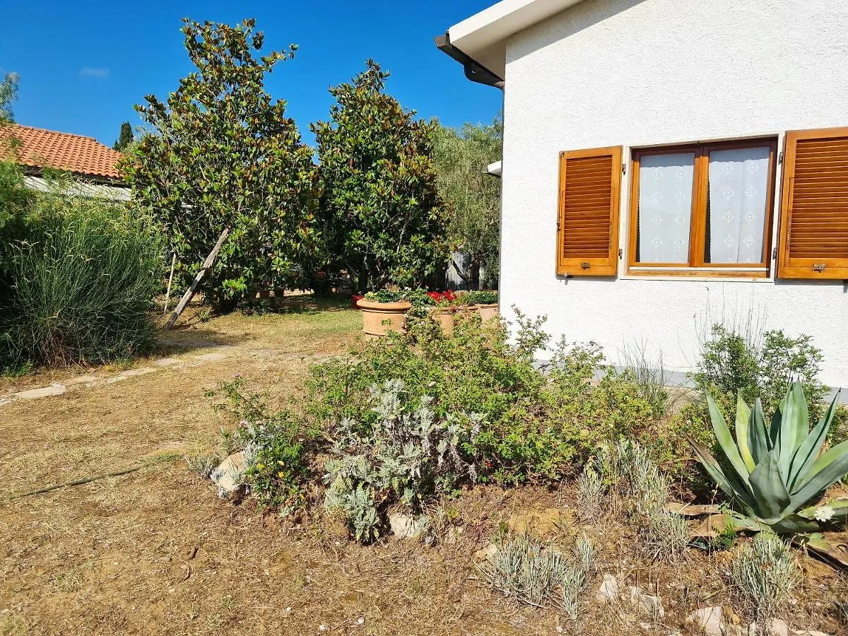 Charming House In Lacona + Garden 0*,